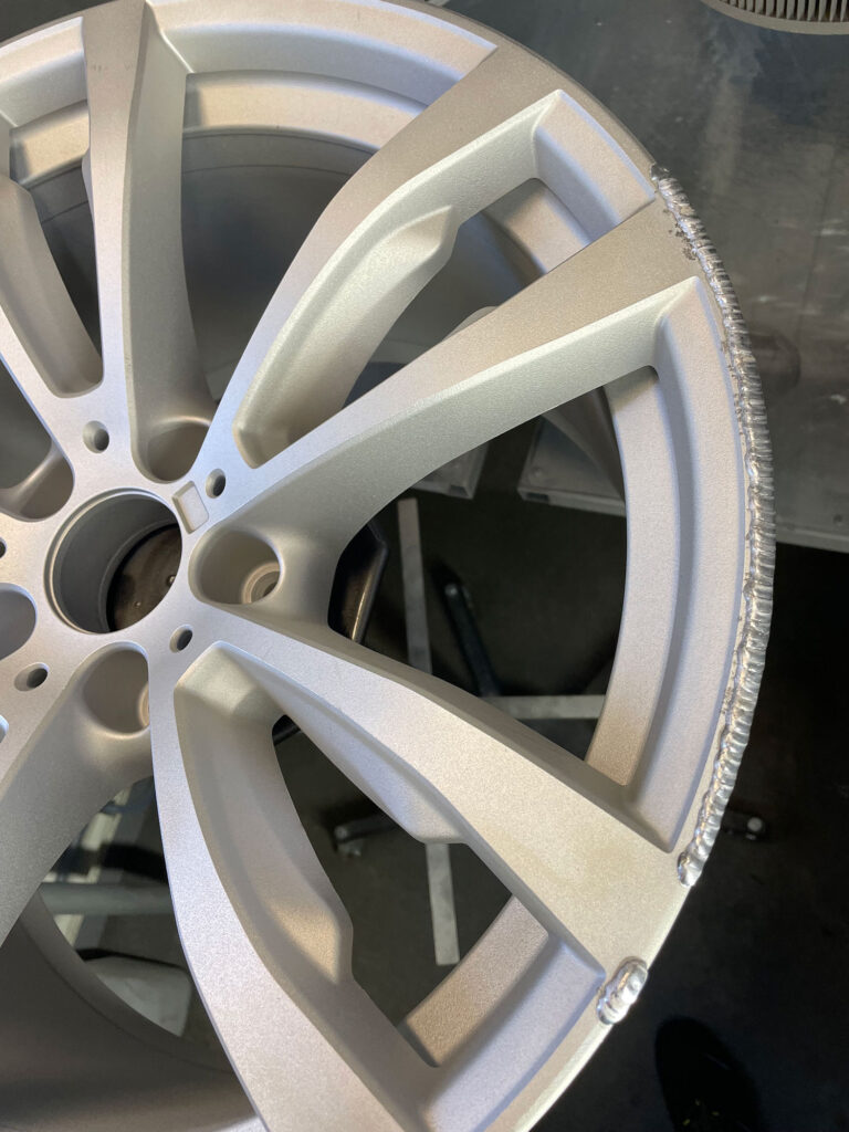 Proces malowania felg z toczeniem CNC frontów BMW X5 R20